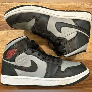 Nike Air Jordan 1 Retro Mid Shadow Black Grey Red Basketball 9 Men’s 10.5 Women
